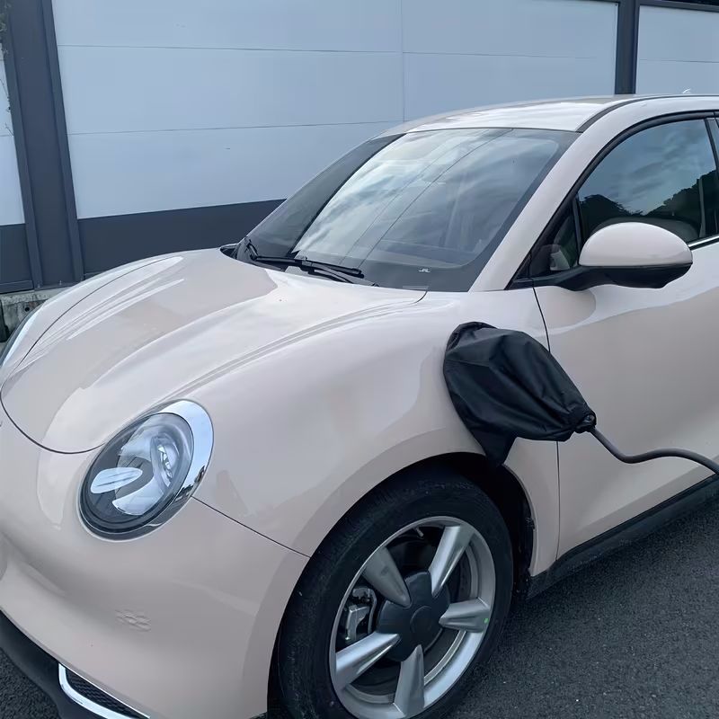 Vanntett værbeskyttelse til ladekontakt for elbil, magnetisk