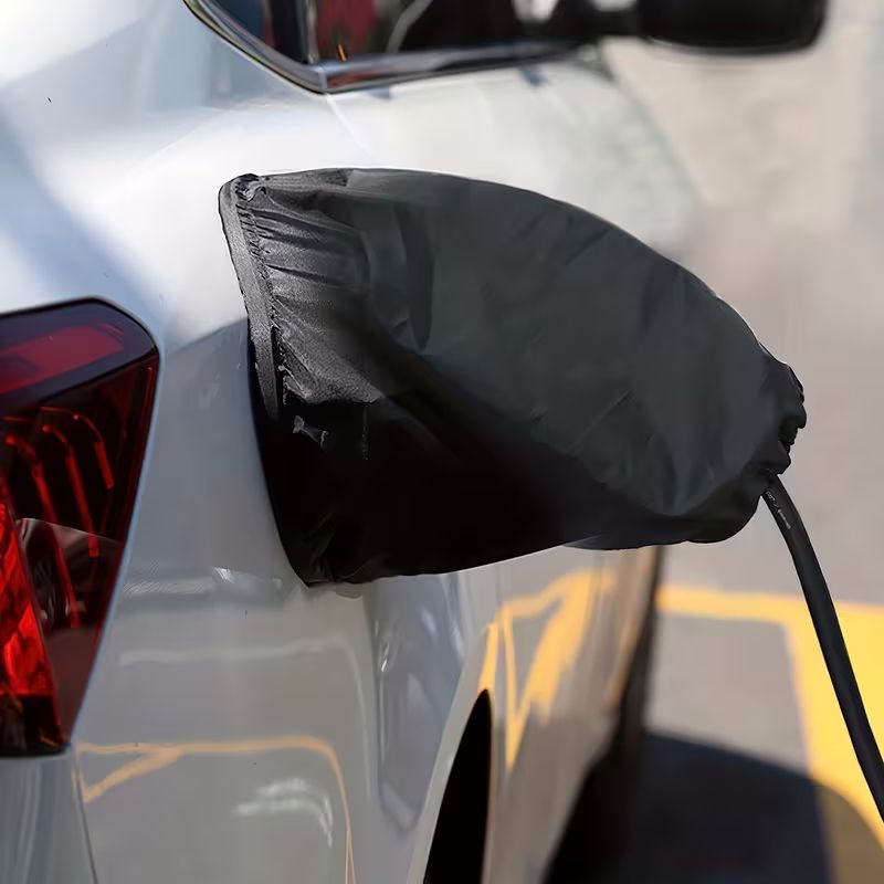 Vanntett værbeskyttelse til ladekontakt for elbil, magnetisk